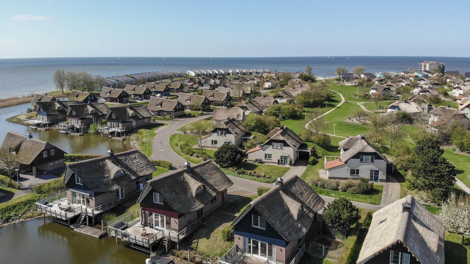 Ferienhaus Friesland: Dein Guide zu den schönsten Unterkünften am Wasser